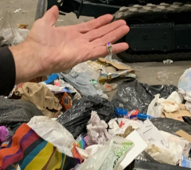 Yanlışlıkla attığı elmas yüzükleri 20 ton çöpün arasında buldu